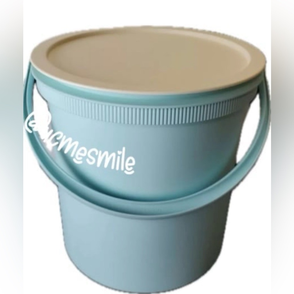 Tupperware Jumbo Bucket Canister Light Blue w/carry handle